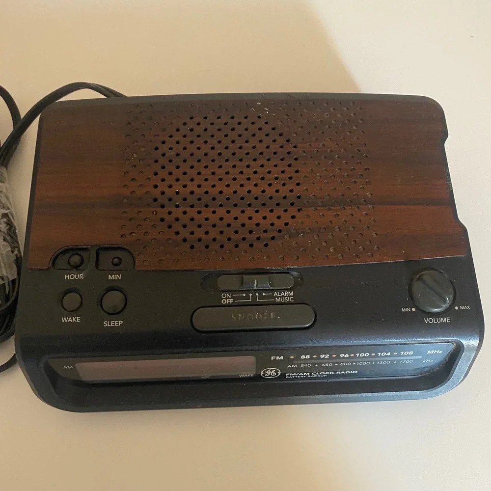 GE 7-4613B FM AM Alarm Clock‎ Radio Digital Display Battery Wood Grain *WORKS*